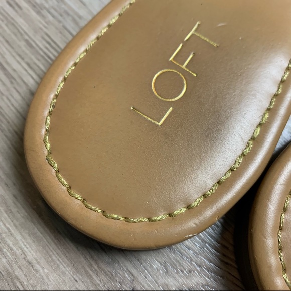 Ann Taylor Loft white leather strappy flip flop sandals w/ gold bumblebee charm - Picture 9 of 13